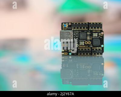 Galati, Rumänien - 04. April 2022: Blick auf das neue Arduino UNO Mini Limited Edition Board isoliert auf verschwommenem Hintergrund Stockfoto