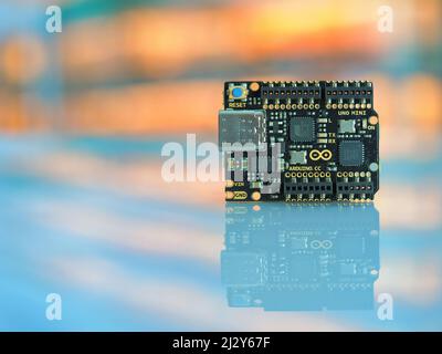 Galati, Rumänien - 04. April 2022: Blick auf das neue Arduino UNO Mini Limited Edition Board isoliert auf verschwommenem Hintergrund Stockfoto