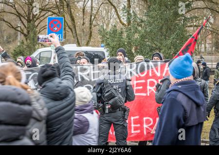 Regensburg, Bayern, Deutschland, 26. Januar 2022: Demonstranten der Antifa-Linken Antifaschisten bei einer Anti-Corona-Demonstration in Regensburg mit Bannershi Stockfoto