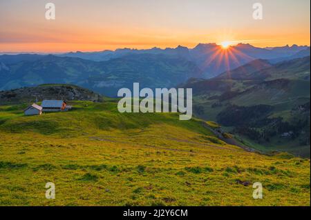 Sonnenaufgang über dem Glärnisch-Massiv vom Fronalpstock, Morschach, Glarner Alpen, Kanton Schwyz, Schweiz Stockfoto