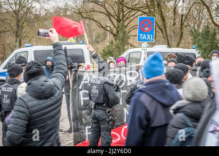 Regensburg, Bayern, Deutschland, 26. Januar 2022: Demonstranten der Antifa-Linken Antifaschisten bei einer Anti-Corona-Demonstration in Regensburg mit Bannershi Stockfoto