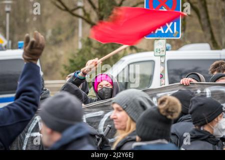 Regensburg, Bayern, Deutschland, 26. Januar 2022: Demonstranten der Antifa-Linken Antifaschisten bei einer Anti-Corona-Demonstration in Regensburg mit Bannershi Stockfoto