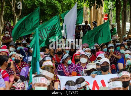 Chiang Mai, Thailand. 04. April 2022. Demonstranten halten grüne Fahnen während des Protestes gegen ein Kohlebergbauprojekt vor dem Verwaltungsgericht. (Foto von Pongmanat Tasiri/SOPA Images/Sipa USA) Quelle: SIPA USA/Alamy Live News Stockfoto