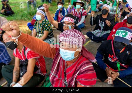 Chiang Mai, Thailand. 04. April 2022. Während des Protestes gegen ein Kohlebergbauprojekt vor dem Verwaltungsgericht machen Demonstranten Gesten und chören Slogans. (Foto von Pongmanat Tasiri/SOPA Images/Sipa USA) Quelle: SIPA USA/Alamy Live News Stockfoto