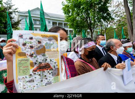 Chiang Mai, Thailand. 04. April 2022. Ein Protestler hält während der Demonstration ein Plakat gegen ein Kohlebergbauprojekt vor dem Verwaltungsgericht. (Foto von Pongmanat Tasiri/SOPA Images/Sipa USA) Quelle: SIPA USA/Alamy Live News Stockfoto