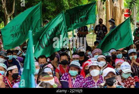 Chiang Mai, Thailand. 04. April 2022. Demonstranten halten grüne Fahnen während des Protestes gegen ein Kohlebergbauprojekt vor dem Verwaltungsgericht. (Foto von Pongmanat Tasiri/SOPA Images/Sipa USA) Quelle: SIPA USA/Alamy Live News Stockfoto
