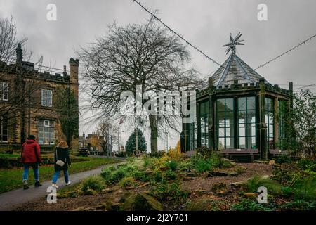 Burley-in-Wharfedale Dorfzentrum mit altem Yorkshire Steingebäude, The Grange, und denkmalgeschütztes Gebäude, The Round House. West Yorkshire, Großbritannien. West Yor Stockfoto