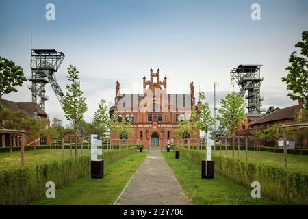 Verwaltungsgebäude und verwinkelte Türme, Industriemuseum Zeche Zollern, Bövinghausen, Dortmund, Nordrhein-Westfalen, Deutschland Stockfoto