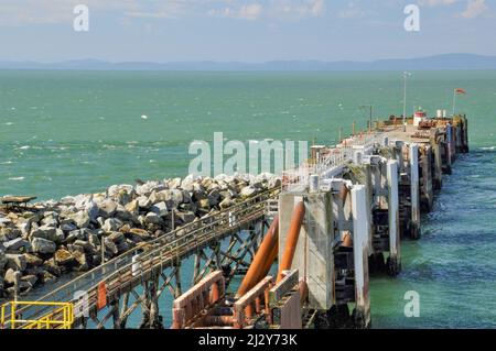 Der südliche Wellenbrecher des Tsawwassen Ferry Terminal mit Blick auf die Georgia Straight, Vancouver, British Columbia, 17. Juli 2013. Stockfoto