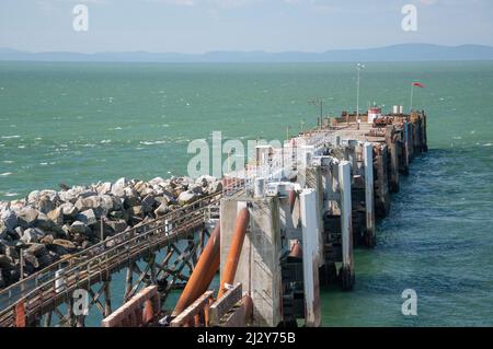 Der südliche Wellenbrecher des Tsawwassen Ferry Terminal mit Blick auf die Georgia Straight, Vancouver, British Columbia, 17. Juli 2013. Stockfoto