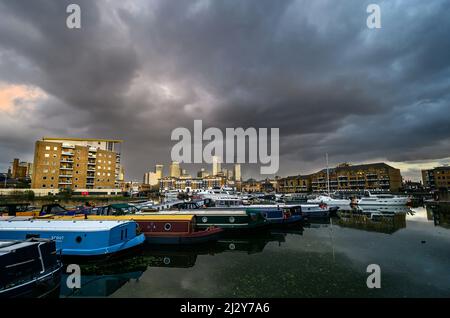 Limehouse, London, Großbritannien: Blick auf das Limehouse Basin, eine Marina in den docklands im Osten Londons. Hohe Gebäude von Canary Wharf sind dahinter. Stockfoto