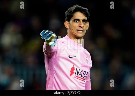 Yassine Bounou Bono vom FC Sevilla während des La Liga-Spiels zwischen dem FC Barcelona und dem FC Sevilla spielte am 3. April 2022 im Camp Nou Stadium in Barcelona, Spanien. (Foto von Sergio Ruiz / PRESSINPHOTO) Stockfoto