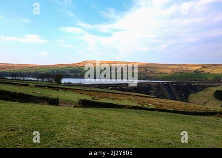 BAITINGS Reservoir und Great Manshead Hill. Stockfoto