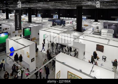 MAILAND, ITALIEN - 03. APRIL: MIART 2022, Menschen und Kunstsammler auf der Messe für zeitgenössische Kunst in Mailand, Blick von oben Stockfoto