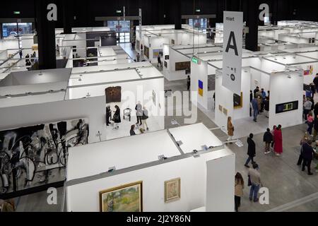 MAILAND, ITALIEN - 03. APRIL: MIART 2022, Menschen und Kunstsammler auf der Messe für zeitgenössische Kunst in Mailand, Blick von oben Stockfoto