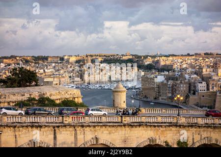 Verkehr auf Triq Girolamo Cassar, der in die ummauerte Stadt Valletta, Malta, führt, 9. Dezember 2019. Stockfoto