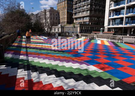 The Artists Garden mehrfarbige Kunstinstallation der Londoner Künstlerin Lakwena Maciver auf dem Dach über der U-Bahnstation Temple am 17.. März 2022 in London, Großbritannien. Stockfoto