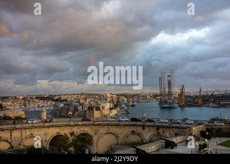 Verkehr auf Triq Girolamo Cassar, der in die ummauerte Stadt Valletta, Malta, führt, 9. Dezember 2019. Stockfoto