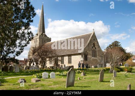 Ein Frühlingstag in der Holy Trinity Church aus dem 11.. Jahrhundert, Cuckfield, Haywards Heath, West Sussex, England Stockfoto