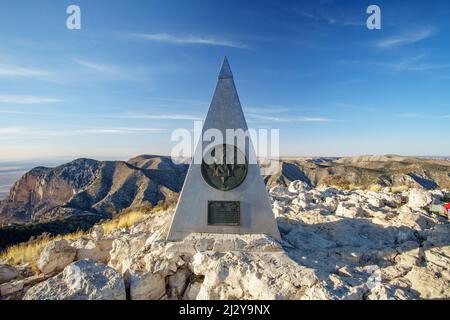 Top of Guadalupe Peak Texas, Summit Sign, American Airlines Summit Monument, Texas State High Point, Guadalupe Mountains National Park, Stockfoto