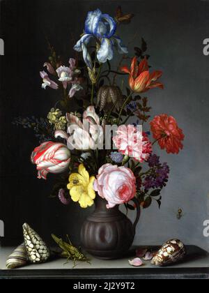 Blumen in einer Vase mit Muscheln und Insekten des niederländischen Künstlers aus dem Goldenen Zeitalter, Balthasar van der Ast (1593/94-1657), Öl auf Eiche, c. 1630 Stockfoto