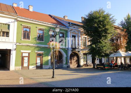 September 8 2021 - Bistrita, Bistritz, Rumänien: Blick auf alte Häuser in der Altstadt Rumäniens Stockfoto