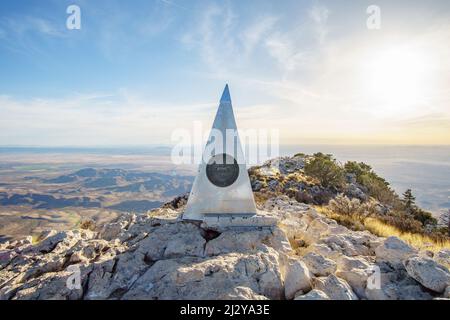 Top of Guadalupe Peak Texas, Summit Sign, American Airlines Summit Monument, Texas State High Point, Guadalupe Mountains National Park, Stockfoto