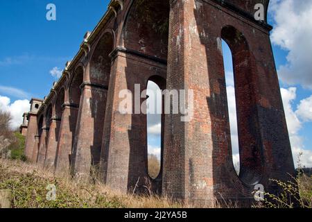 Balcombe Viadukt, das 1940 für die Eisenbahn London-Brighton erbaut wurde, erstreckt sich über 92 Meter über dem Ouse Valley, West Sussex, England Stockfoto