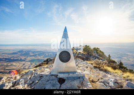 Top of Guadalupe Peak Texas, Summit Sign, American Airlines Summit Monument, Texas State High Point, Guadalupe Mountains National Park, Stockfoto