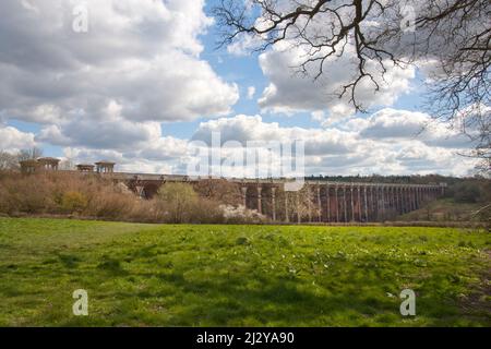 Balcombe Viadukt, das 1940 für die Eisenbahn London-Brighton erbaut wurde, erstreckt sich über 92 Meter über dem Ouse Valley, West Sussex, England Stockfoto