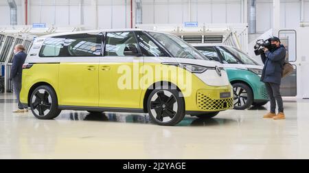 Hannover, Deutschland. 04. April 2022. Zwei Modelle des Volkswagen ID.Buzz Elektrobusses sind im Volkswagen Nutzfahrzeugwerk zu finden. Quelle: Julian Stratenschulte/dpa/Alamy Live News Stockfoto