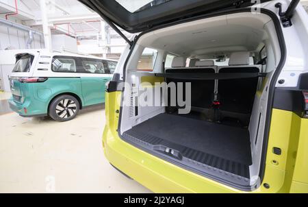 Hannover, Deutschland. 04. April 2022. Zwei Modelle des Volkswagen ID.Buzz Elektrobusses sind im Volkswagen Nutzfahrzeugwerk zu finden. Quelle: Julian Stratenschulte/dpa/Alamy Live News Stockfoto