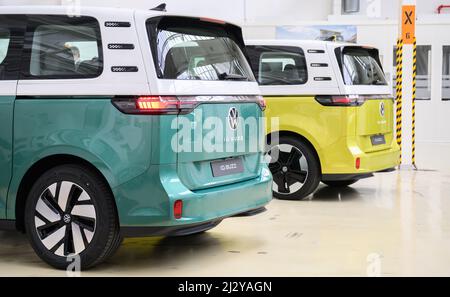 Hannover, Deutschland. 04. April 2022. Zwei Modelle des Volkswagen ID.Buzz Elektrobusses sind im Volkswagen Nutzfahrzeugwerk zu finden. Quelle: Julian Stratenschulte/dpa/Alamy Live News Stockfoto