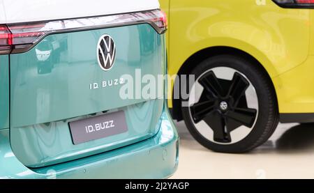 Hannover, Deutschland. 04. April 2022. Zwei Modelle des Volkswagen ID.Buzz Elektrobusses sind im Volkswagen Nutzfahrzeugwerk zu finden. Quelle: Julian Stratenschulte/dpa/Alamy Live News Stockfoto