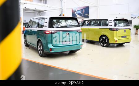 Hannover, Deutschland. 04. April 2022. Zwei Modelle des Volkswagen ID.Buzz Elektrobusses sind im Volkswagen Nutzfahrzeugwerk zu finden. Quelle: Julian Stratenschulte/dpa/Alamy Live News Stockfoto