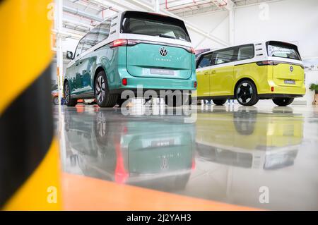 Hannover, Deutschland. 04. April 2022. Zwei Modelle des Volkswagen ID.Buzz Elektrobusses sind im Volkswagen Nutzfahrzeugwerk zu finden. Quelle: Julian Stratenschulte/dpa/Alamy Live News Stockfoto