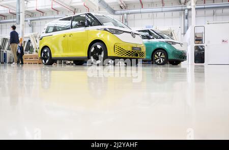 Hannover, Deutschland. 04. April 2022. Zwei Modelle des Volkswagen ID.Buzz Elektrobusses sind im Volkswagen Nutzfahrzeugwerk zu finden. Quelle: Julian Stratenschulte/dpa/Alamy Live News Stockfoto