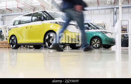 Hannover, Deutschland. 04. April 2022. Zwei Modelle des Volkswagen ID.Buzz Elektrobusses sind im Volkswagen Nutzfahrzeugwerk zu finden. Quelle: Julian Stratenschulte/dpa/Alamy Live News Stockfoto