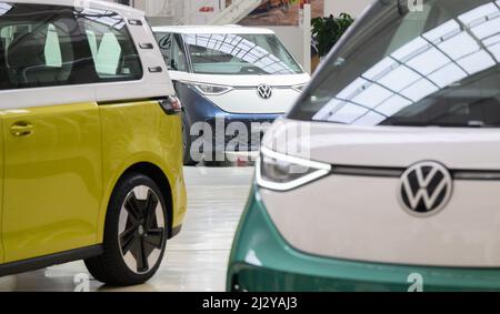 Hannover, Deutschland. 04. April 2022. Drei Modelle des Volkswagen ID.Buzz Elektrobusses sind im Volkswagen Nutzfahrzeugwerk zu finden. Quelle: Julian Stratenschulte/dpa/Alamy Live News Stockfoto