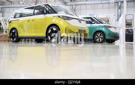 Hannover, Deutschland. 04. April 2022. Zwei Modelle des Volkswagen ID.Buzz Elektrobusses sind im Volkswagen Nutzfahrzeugwerk zu finden. Quelle: Julian Stratenschulte/dpa/Alamy Live News Stockfoto