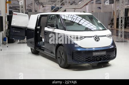 Hannover, Deutschland. 04. April 2022. Ein Volkswagen ID.Buzz Cargo Elektrobus steht im Volkswagen Nutzfahrzeugwerk. Quelle: Julian Stratenschulte/dpa/Alamy Live News Stockfoto