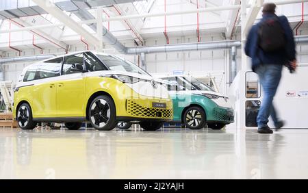 Hannover, Deutschland. 04. April 2022. Zwei Modelle des Volkswagen ID.Buzz Elektrobusses sind im Volkswagen Nutzfahrzeugwerk zu finden. Quelle: Julian Stratenschulte/dpa/Alamy Live News Stockfoto