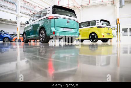 Hannover, Deutschland. 04. April 2022. Zwei Modelle des Volkswagen ID.Buzz Elektrobusses sind im Volkswagen Nutzfahrzeugwerk zu finden. Quelle: Julian Stratenschulte/dpa/Alamy Live News Stockfoto