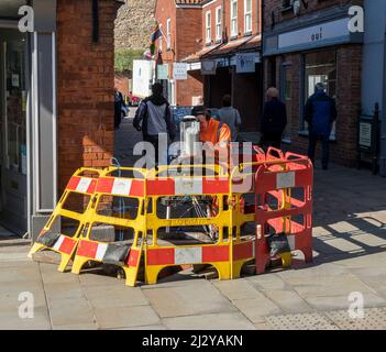 Ein OpenReach-Ingenieur, der am unterirdischen Glasfasernetz des Anbieters arbeitet. Bailgate Lincoln City 2022 Stockfoto