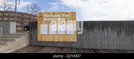 Almere, Niederlande - 3. April 2022: Schild Floriade Pier Esplanada Fähre zur Floriade Expo 2022 wachsende grüne Städte in Almere Amsterdam, Niederlande Stockfoto