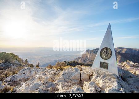 Top of Guadalupe Peak Texas, Summit Sign, American Airlines Summit Monument, Texas State High Point, Guadalupe Mountains National Park, Stockfoto