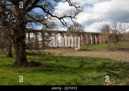 Balcombe Viadukt, das 1940 für die Eisenbahn London-Brighton erbaut wurde, erstreckt sich über 92 Meter über dem Ouse Valley, West Sussex, England Stockfoto