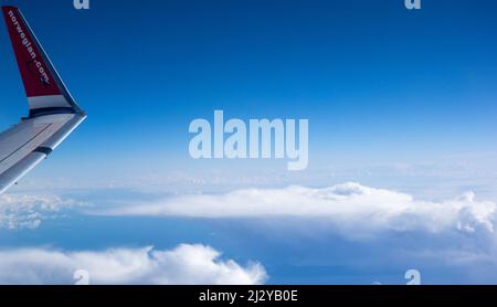 Flügel und Winglet eines Flugzeugs der Norwegian Air Norway in der Höhe, 23. September 2018. Stockfoto