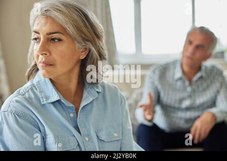 Älteres Paar mit Argument zu Hause Stockfoto