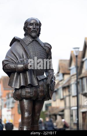 Statue des Dramatikers William Shakespeare in der Henley Street in Stratford-upon-Avon in Warwickshire, Großbritannien Stockfoto